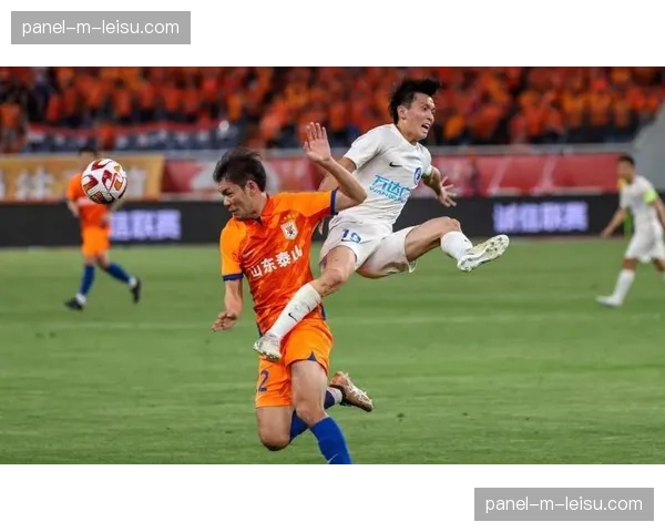 特写：山东泰山vs上海海港，球迷标语致敬两队经典的“国家德比”边路对决历史