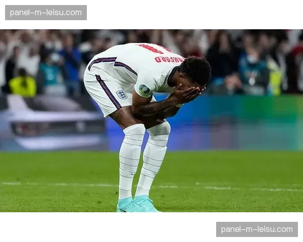 特写:打入绝平点球后,拉什福德手指曼联队徽回应主场球迷嘘声 特写:打入绝平点球后,拉什福德手指曼联队徽回应主场球迷嘘声